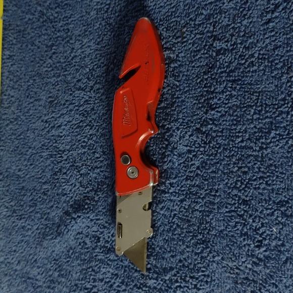 Fastback Press and Flip Utility Knife with Belt Clip and Onboard Wire Stripping - Picture 1 of 4